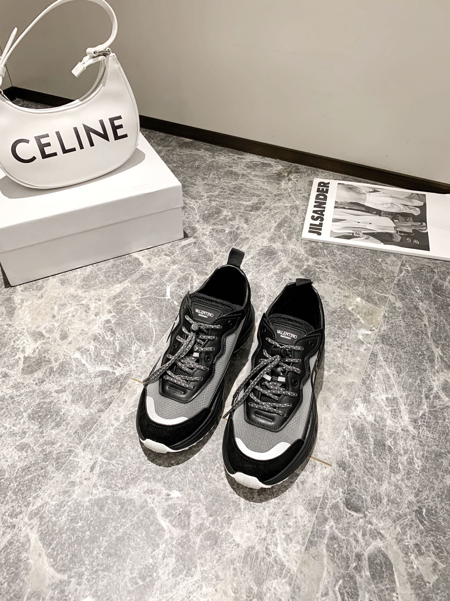 【Valentino】𝟐𝟎𝟐𝟏/𝐒𝐒 𝐧𝐞𝐰 Valentino 2022 ss spring-summer collection of new old man shoes