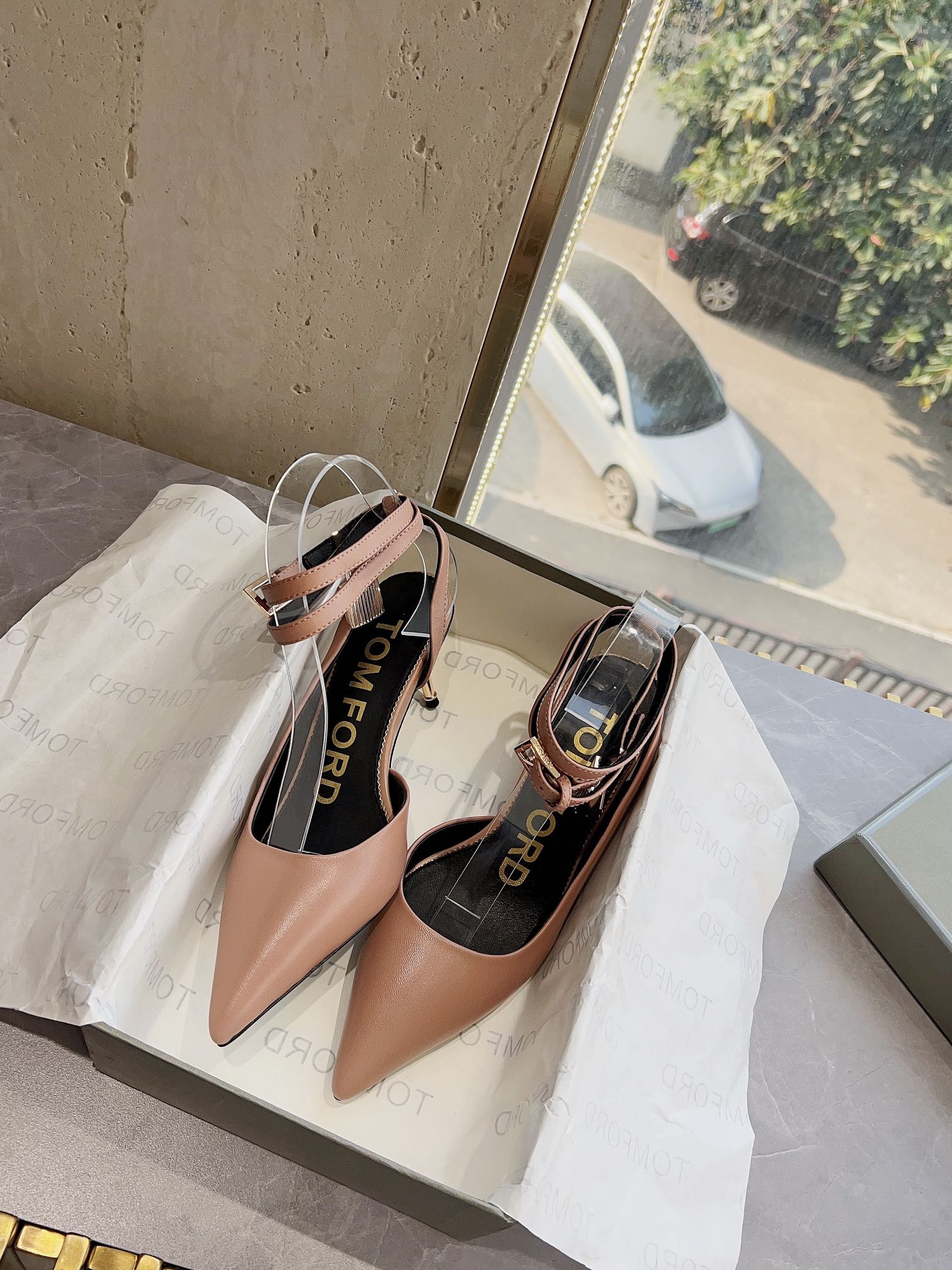 𝐓𝐎𝐌𝐅𝐎𝐑𝐃｜𝟐𝟎𝟐𝟑𝐒𝐒/𝐧𝐞𝐰  Dolce & Ga women's jeweled buckle jacquard raglan heels