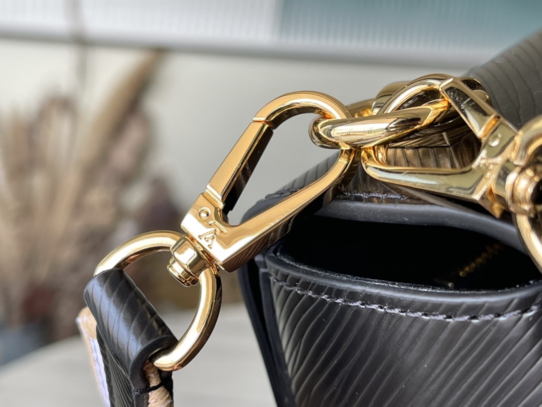 𝐋𝐎𝐔𝐈𝐒 𝐕𝐔𝐈𝐓𝐓𝐎𝐍 M22038 This Twist Medium Bag