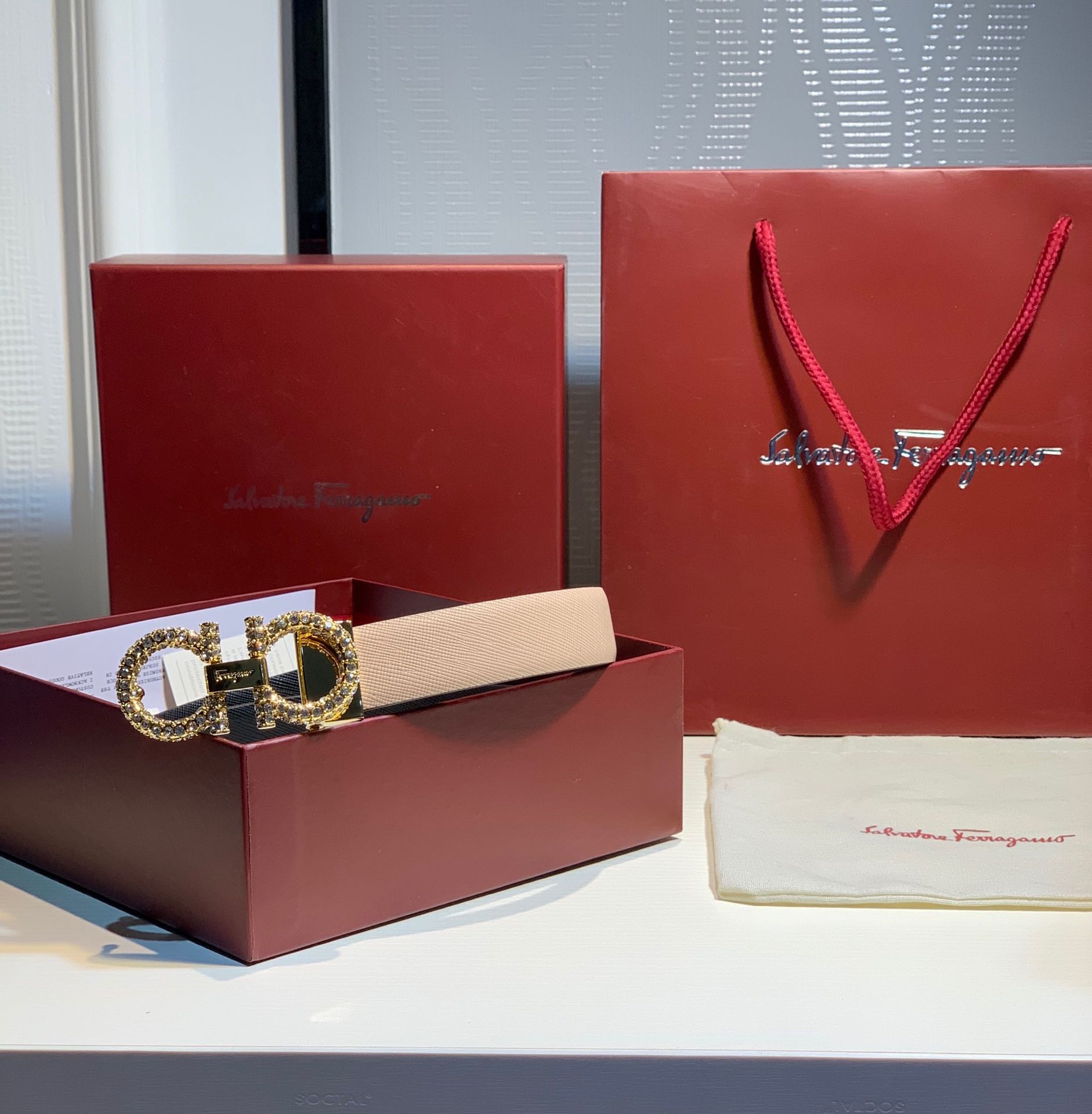 FERRAGAMO twist style