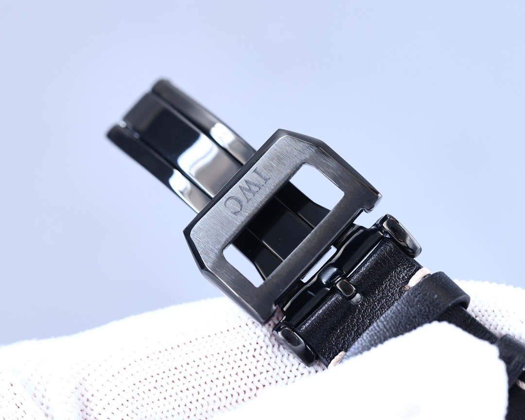 IWC- Presented in a purer design Built-in automatic mechanical movement