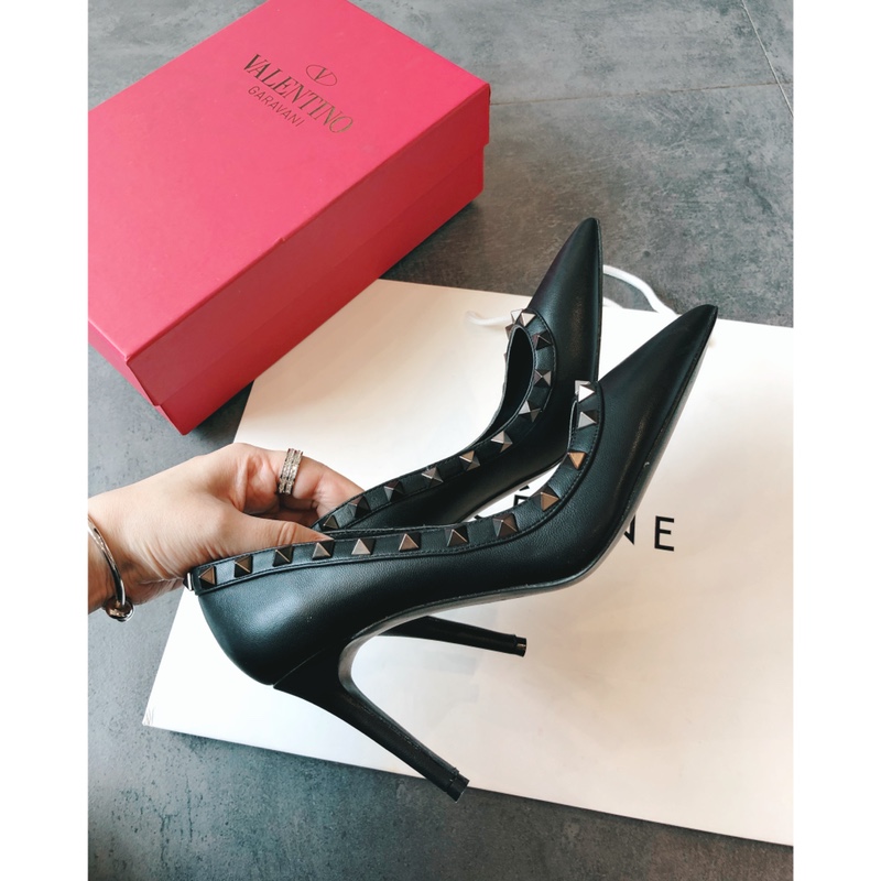 Valentino recommends this studded shoes once launched, the fashion It Girl starry-eyed pursuit