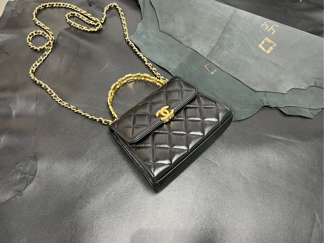 𝗖𝗛𝗔𝗘𝗡𝗟✦ 𝟮𝟮𝐒 Enamel Handle Chain Bag black