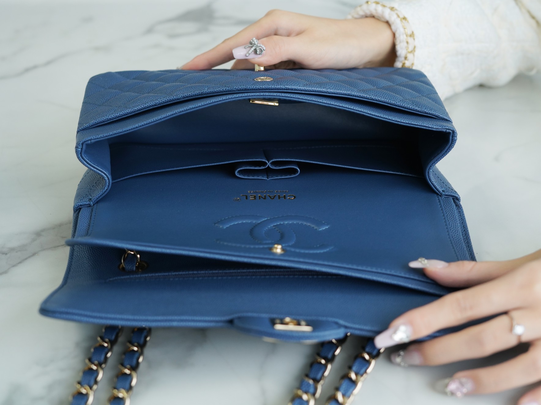 𝐂𝐇𝐀𝐍𝐄𝐋 Classic Flap France 🇫🇷 𝐇𝐇 𝐚𝐚𝐬 Original Caviar 🐂 Washed Tire Ox Medium 🐘Blue