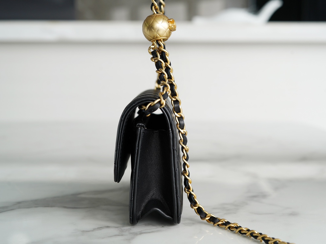𝗖𝗛𝗔𝗡𝗘𝗟✦𝟮𝟯𝗖 Metal Ball Phone Bag Black