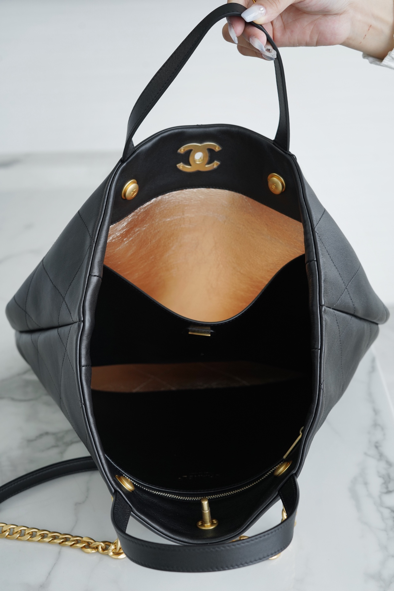 𝗖𝗛𝗔𝗘𝗡𝗟✦ 𝟐𝟐𝐬𝐬 latest 𝗠𝗮𝘅𝗶 shopping bag 🛍️ genuine leather black