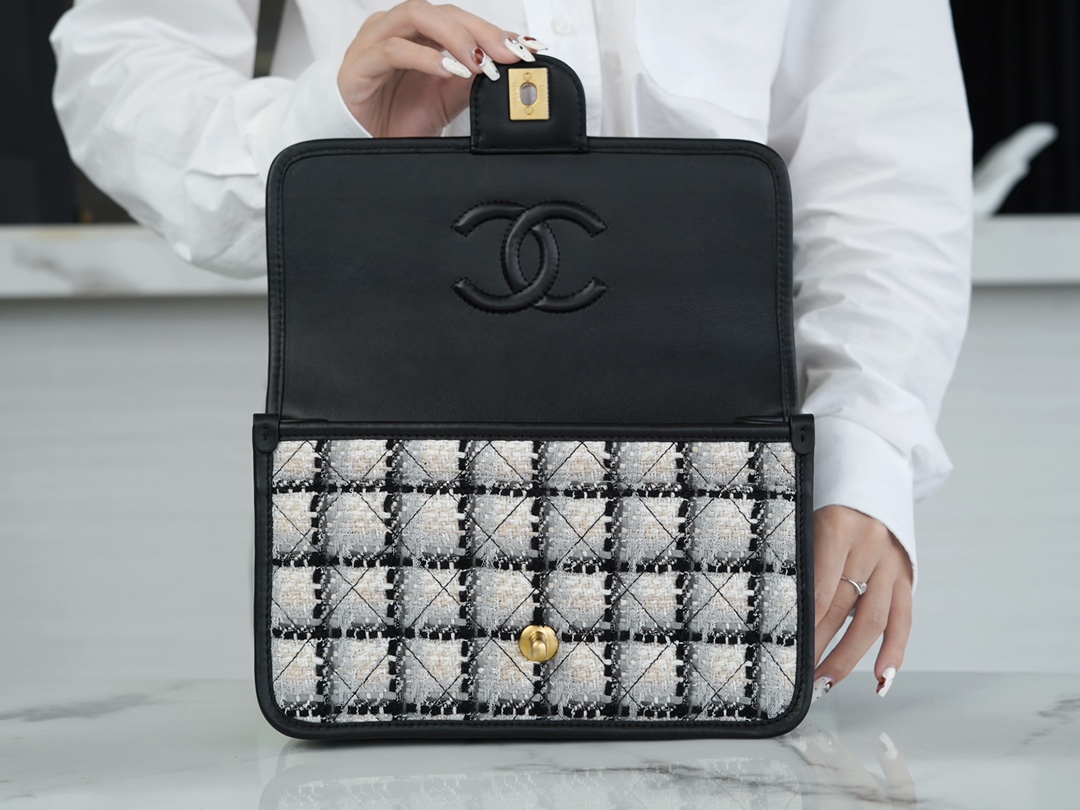 𝗖𝗛𝗔𝗡𝗘𝗟✦ Tweed 𝟮𝟮k long black and white tartan messenger tofu bag 🖤🖤