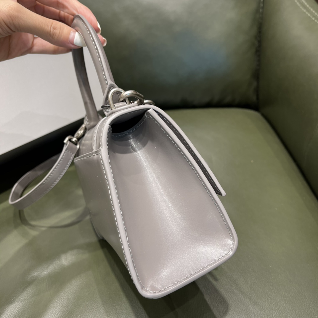 BALENCIAGA 𝐇𝐨𝐮𝐫𝐠𝐥𝐚𝐬𝐬 𝐗𝐒 The hourglass bag of the fashion world