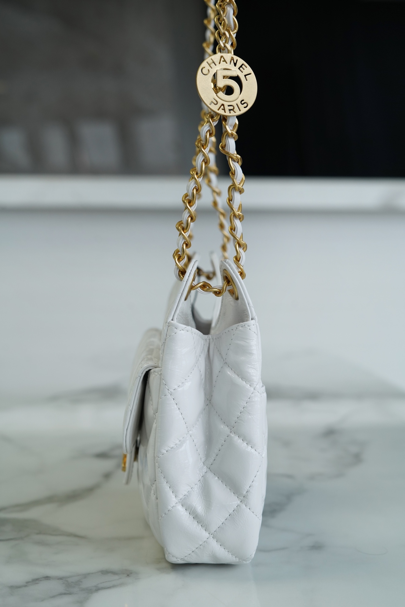 𝗖𝗛𝗔𝗡𝗘𝗟✦23𝑪 Early Spring Resort Collection Bright crinkled calfskin and gold metal Wave bag small white