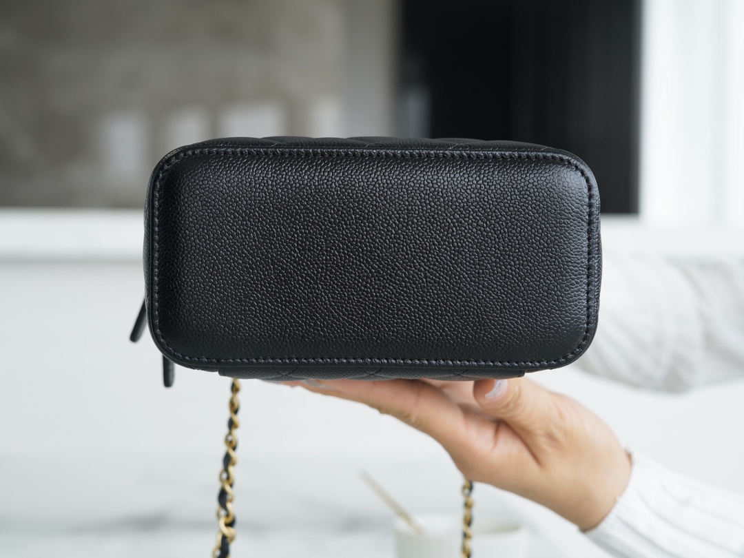 𝗖𝗛𝗔𝗘𝗡𝗟✦ 𝟐𝟐𝗦Spring/Summer Hollow Handle Long Box Black