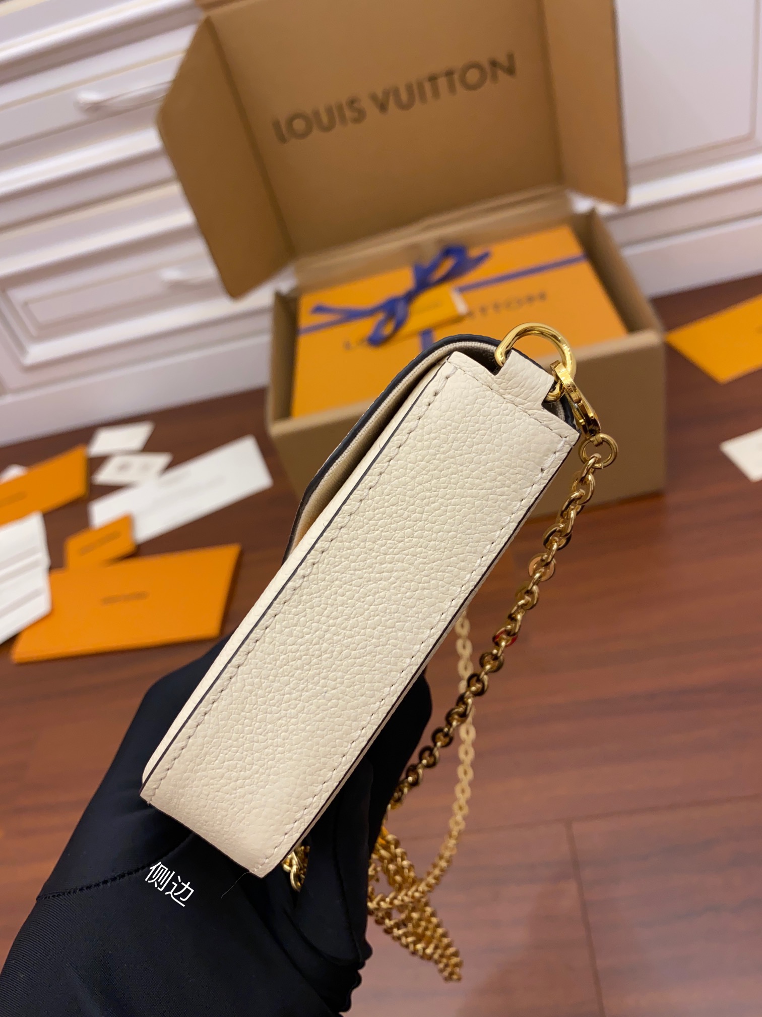 Louis Vuitton M80498