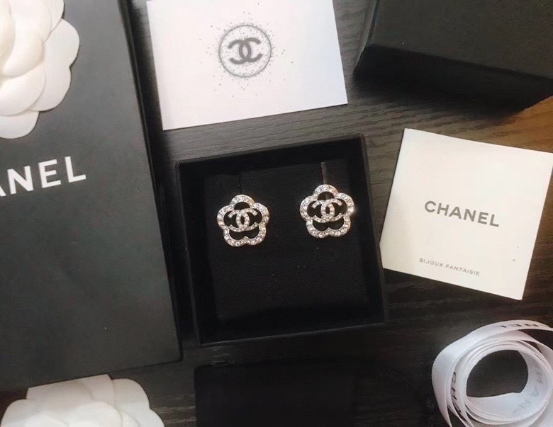 CHANEL🇫🇷Xiaoxiang three-dimensional hollow camellia stud earrings