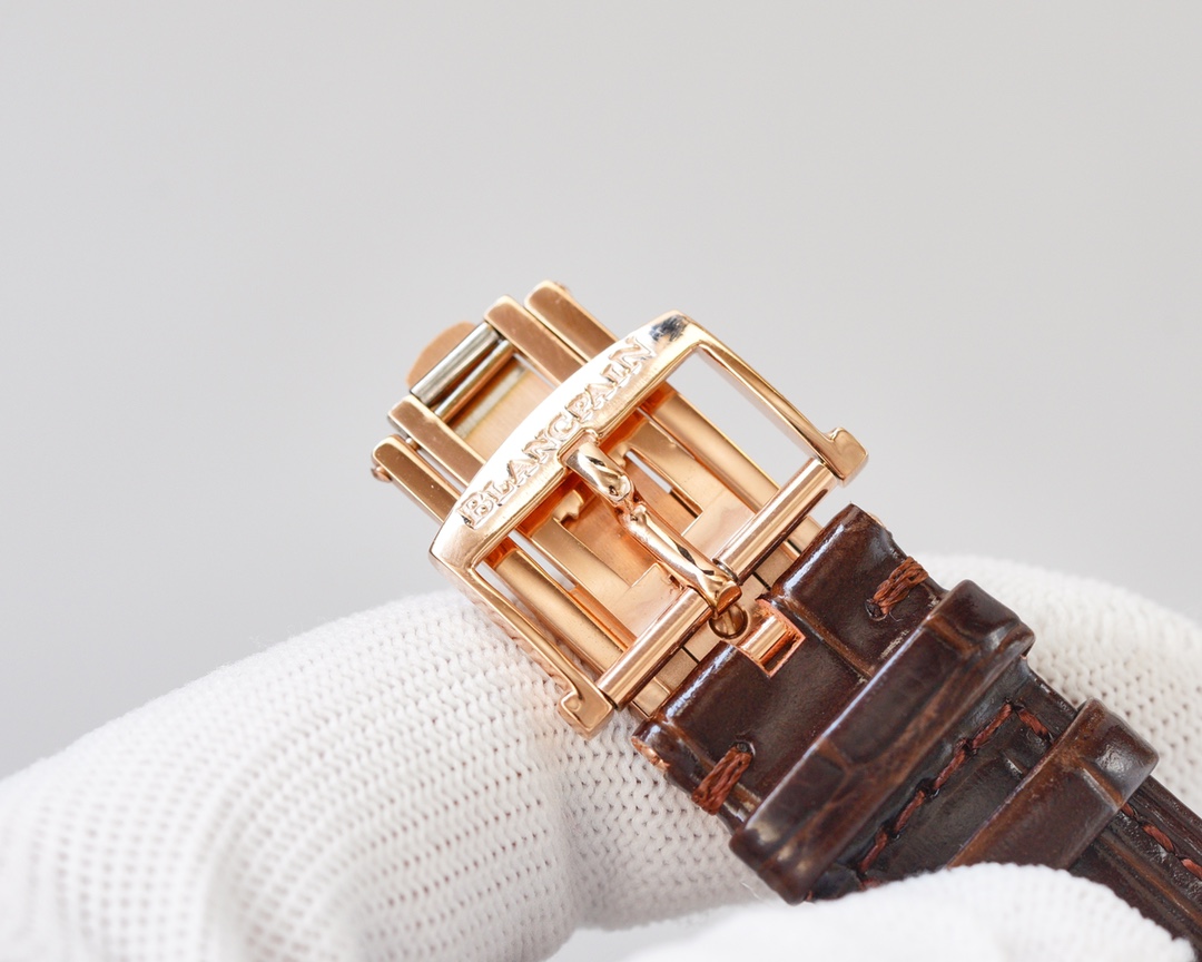 Blancpain - This functional watch comes from the classic Blancpain collection