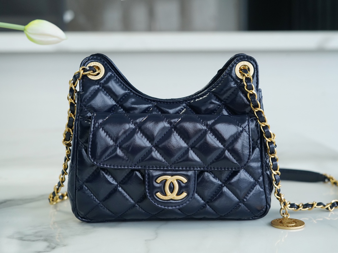 𝗖𝗛𝗔𝗡𝗘𝗟✦23𝑪 Early Spring Resort Collection Bright crinkled calfskin and gold metal Wave bag Medium Navy 🌊