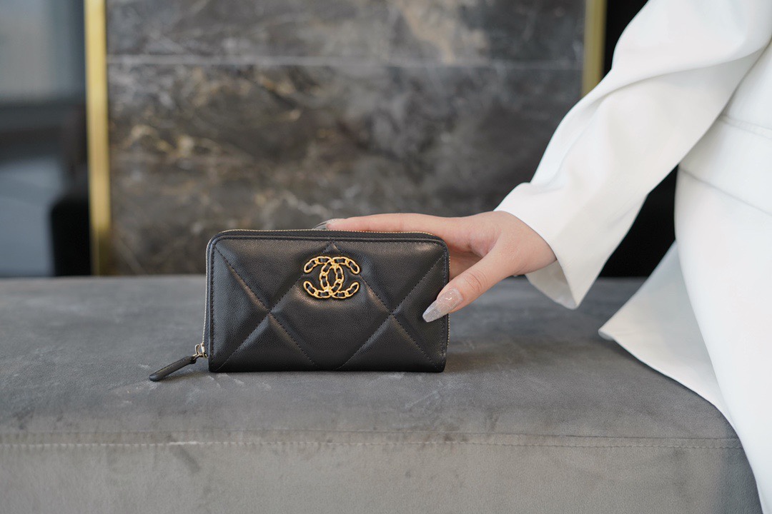 𝗖𝗛𝗔𝗘𝗡𝗟✦In goatskin leather🐐 Series 19 Zip Wallet Black Gold