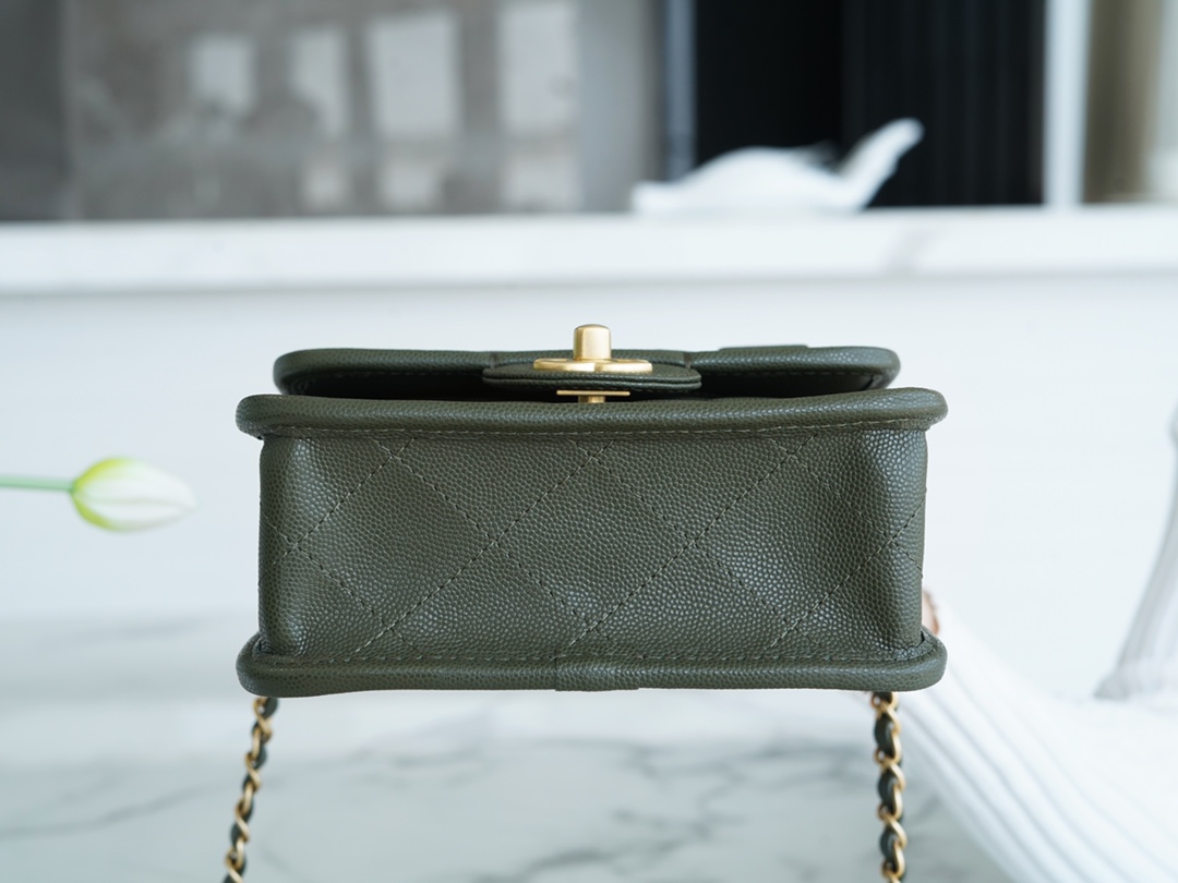 𝗖𝗛𝗔𝗡𝗘𝗟✦ France 🇫🇷 original [HAAS] fine grain calfskin 🐂𝟮𝟮k Postman Tofu Bag Olive Green