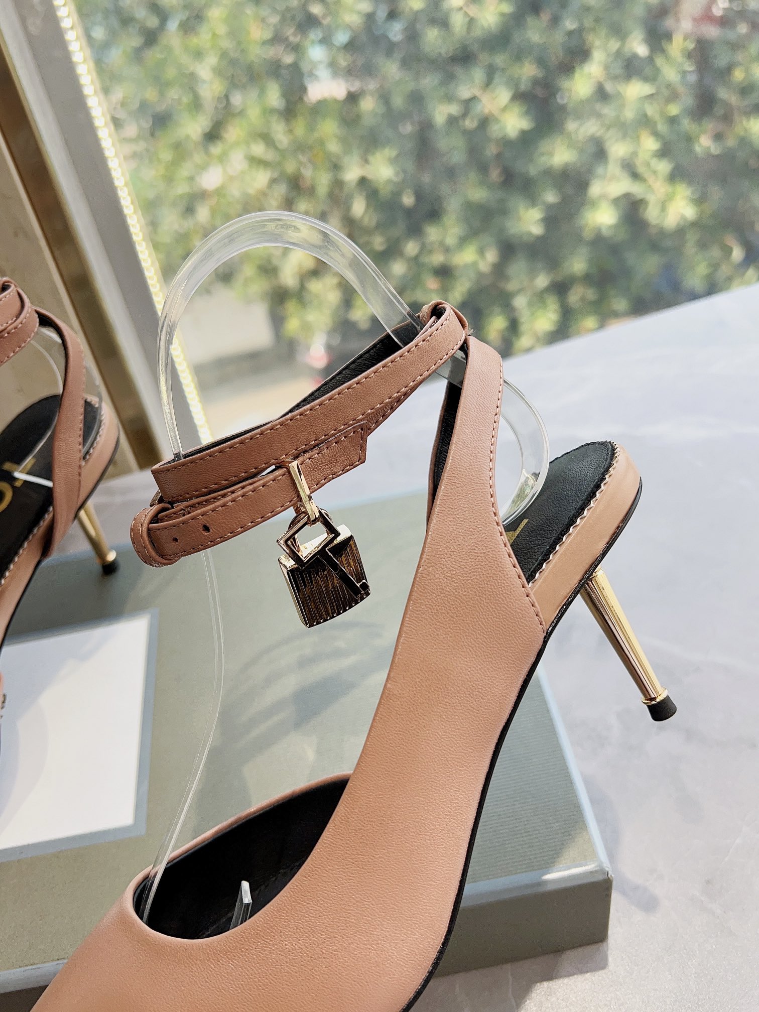 𝐓𝐎𝐌𝐅𝐎𝐑𝐃｜𝟐𝟎𝟐𝟑𝐒𝐒/𝐧𝐞𝐰  Dolce & Ga women's jeweled buckle jacquard raglan heels