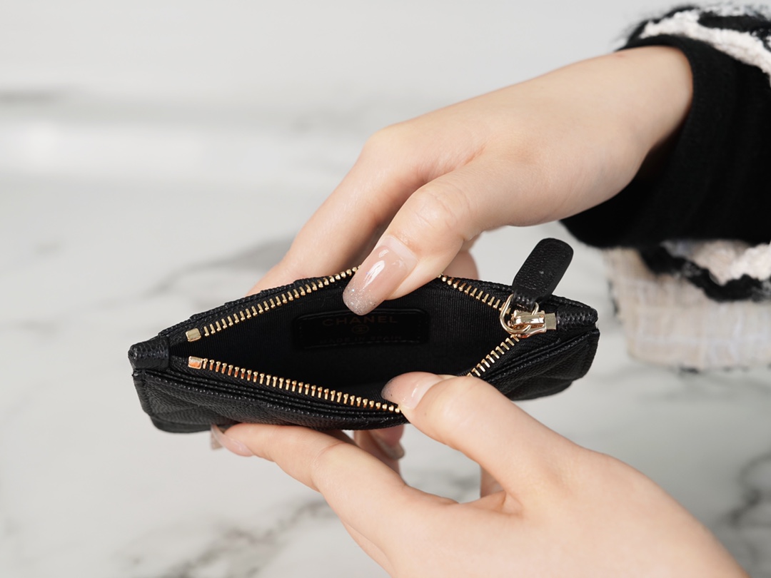 𝗖𝗛𝗔𝗘𝗡𝗟✦In exclusive channel special fine-grain embossed calfskin🐂 New for Spring/Summer 2020 | Zipper Coin Card Bag Black Gold🐂