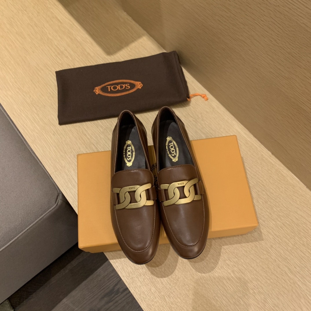 TODS | 𝟐𝟎𝟐𝟏/𝐒𝐒 𝐧𝐞𝐰 Gives a more stable feel This design has a bit of a vintage vibe