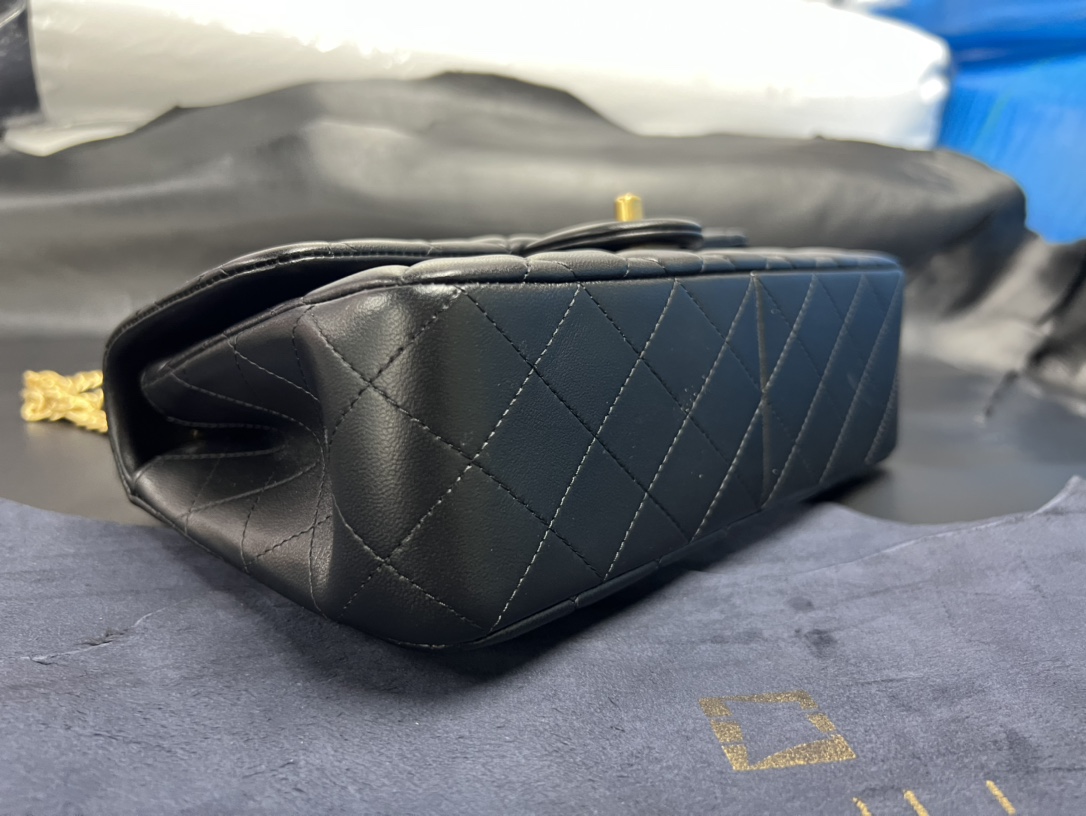 𝗖𝗛𝗔𝗡𝗘𝗟✦ 𝗖𝗹𝗮𝘀𝘀𝗶𝗰 𝗙𝗹𝗮𝗽 23S Camellia Adjustable Buckle CF Small Black Gold