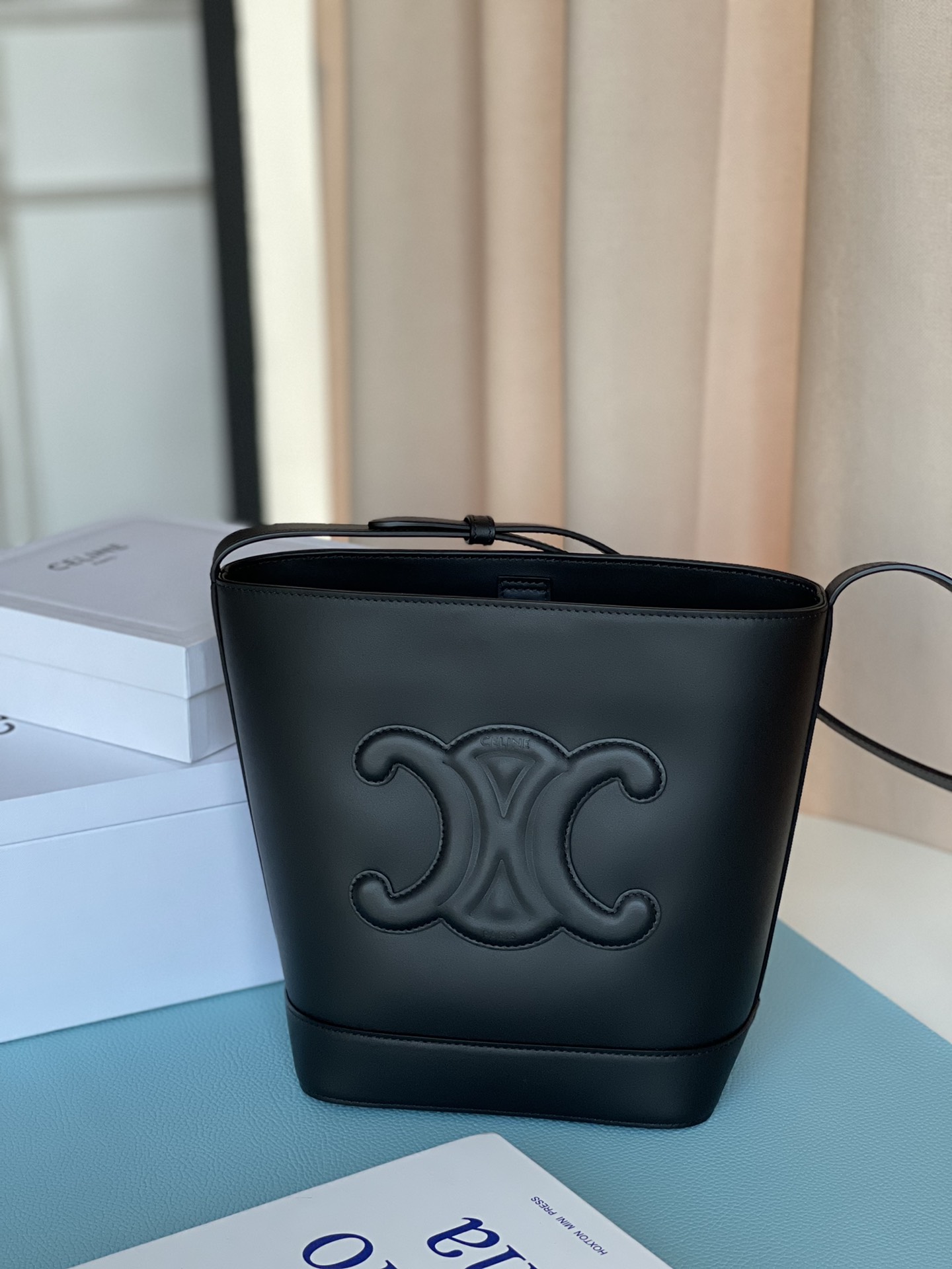 𝐂𝐞𝐥𝐢𝐧𝐞 CUIR TRIOMPHE Small smooth calfskin bucket bag