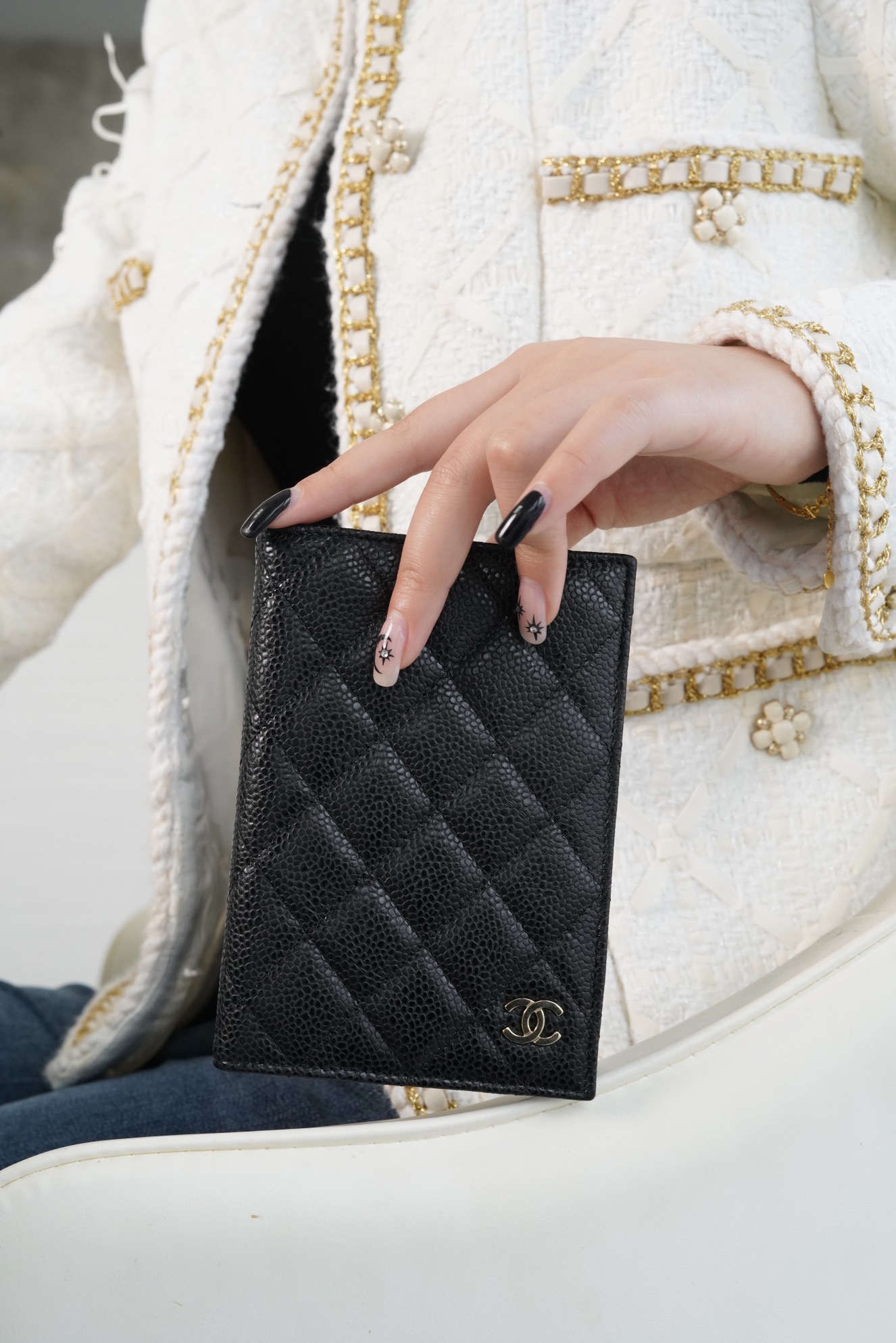 𝗖𝗛𝗔𝗘𝗡𝗟✦ Classic Passport Clip Caviar Grain Calfskin 🐂 Black Ball Gold
