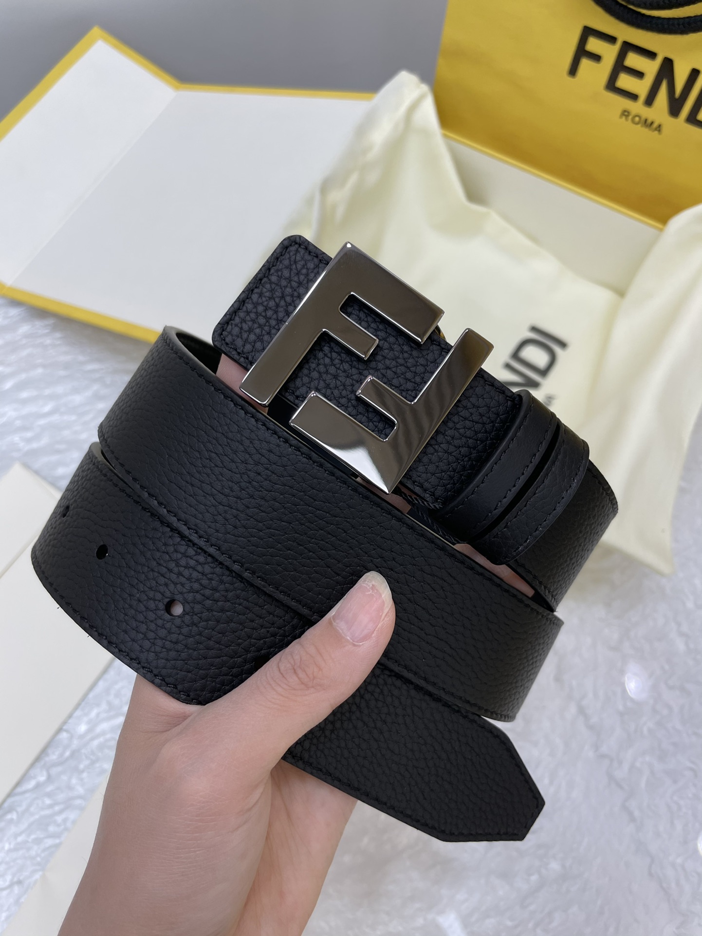 FENDI imported Italian calfskin 👍 Double-sided use with double F button buckle