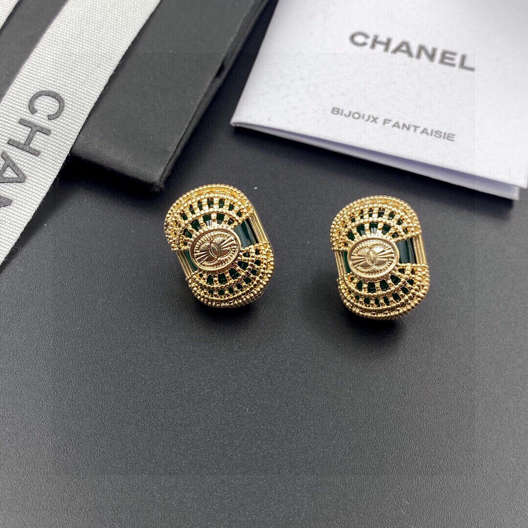 CHANEL🇫🇷Xiaoxiang medieval letter earrings