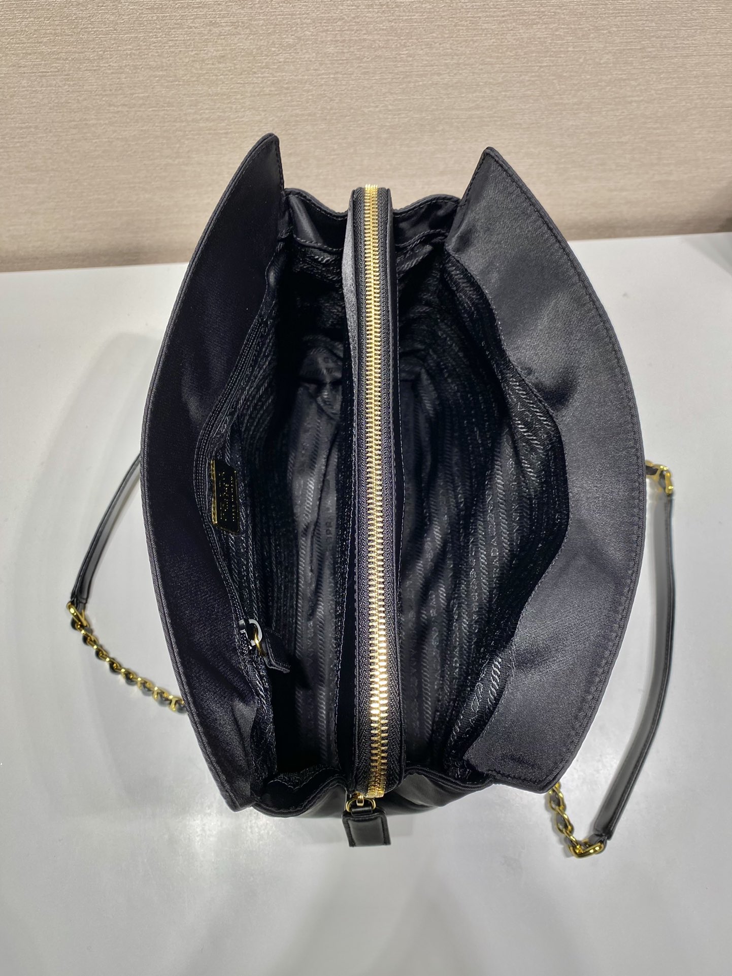𝐏𝐑𝐀𝐃𝐀 Mid-vintage zipper model