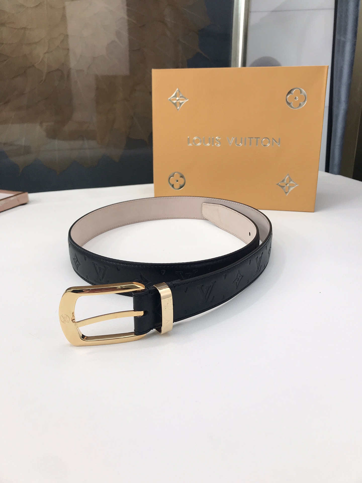 LOUIS VUITTO belt is double-sided with Italian original custom imported cowhide embossing