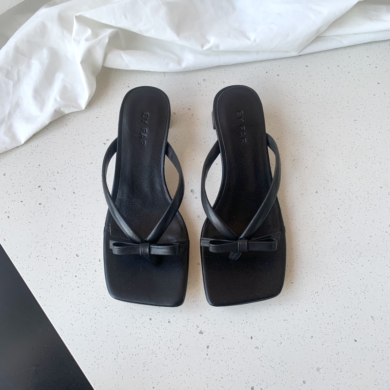 BY FAR | 𝟐𝟎𝟐𝟏/𝐒𝐒 𝐧𝐞𝐰 BY FAR21 spring and summer square-toed flip flops A series of super summer colors