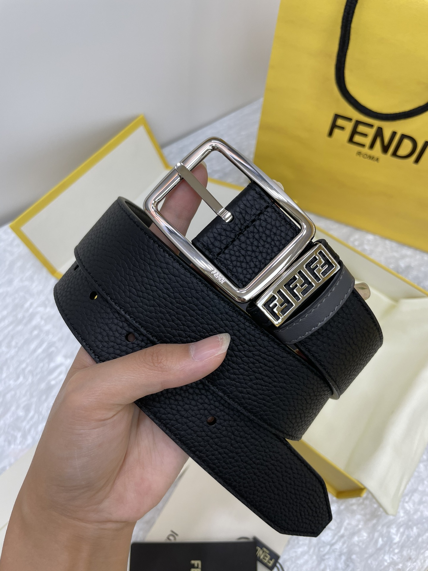 FENDI imported Italian calfskin 👍 Pin buckle design