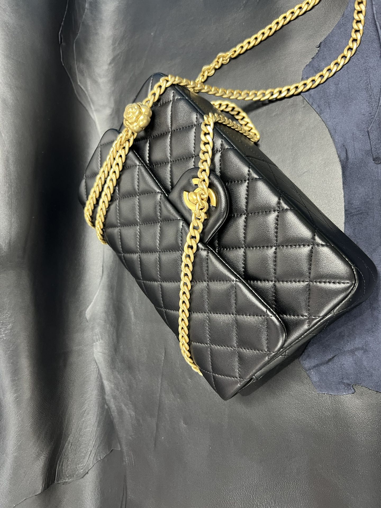 𝗖𝗛𝗔𝗡𝗘𝗟✦ 𝗖𝗹𝗮𝘀𝘀𝗶𝗰 𝗙𝗹𝗮𝗽 23S Camellia Adjustable Buckle CF Small Black Gold