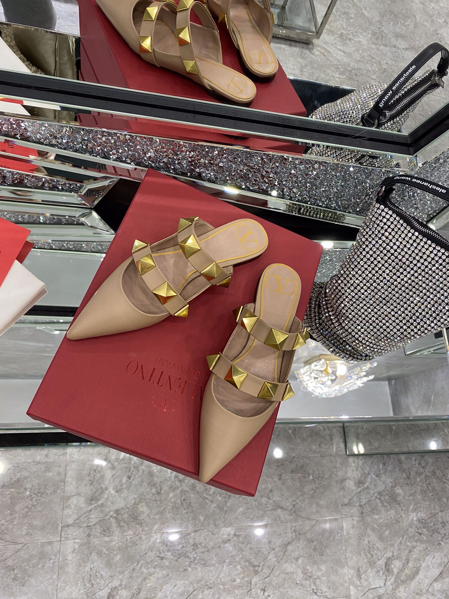 【Valentino】𝟐𝟎𝟐𝟏/𝐒𝐒 𝐧𝐞𝐰 The latest series of counter perfect details original matte open edge bead leather