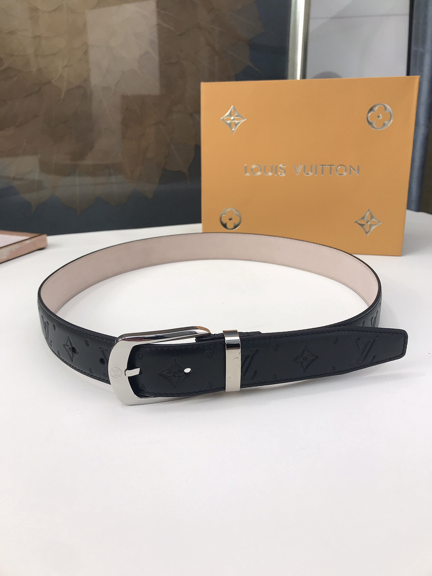 LOUIS VUITTO belt is double-sided with Italian original custom imported cowhide embossing