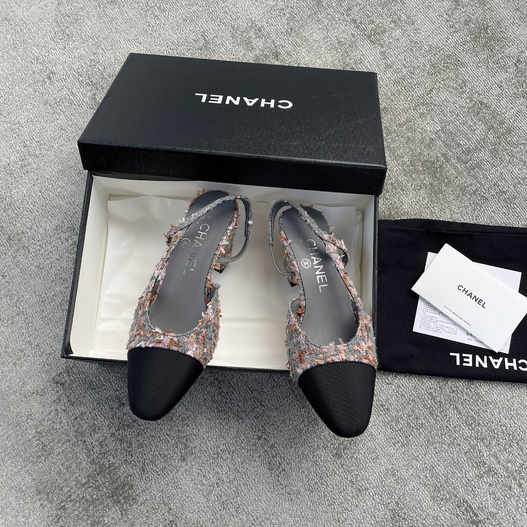 CHANEL especially popular color blocking single shoes continue the classic Chanel characteristics