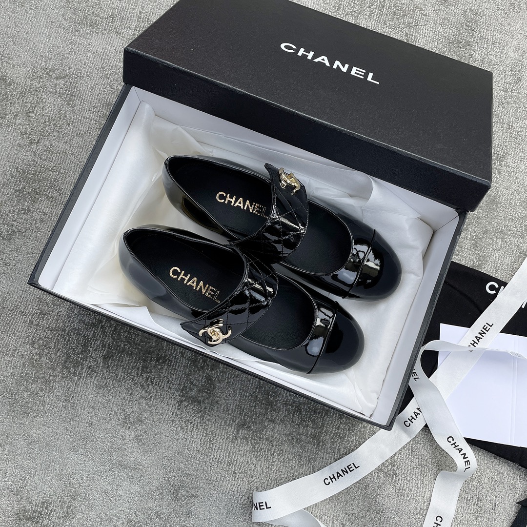 CHANEL book bag buckle single shoes Mary Jane single shoes bright wrinkled patent leather gold heel