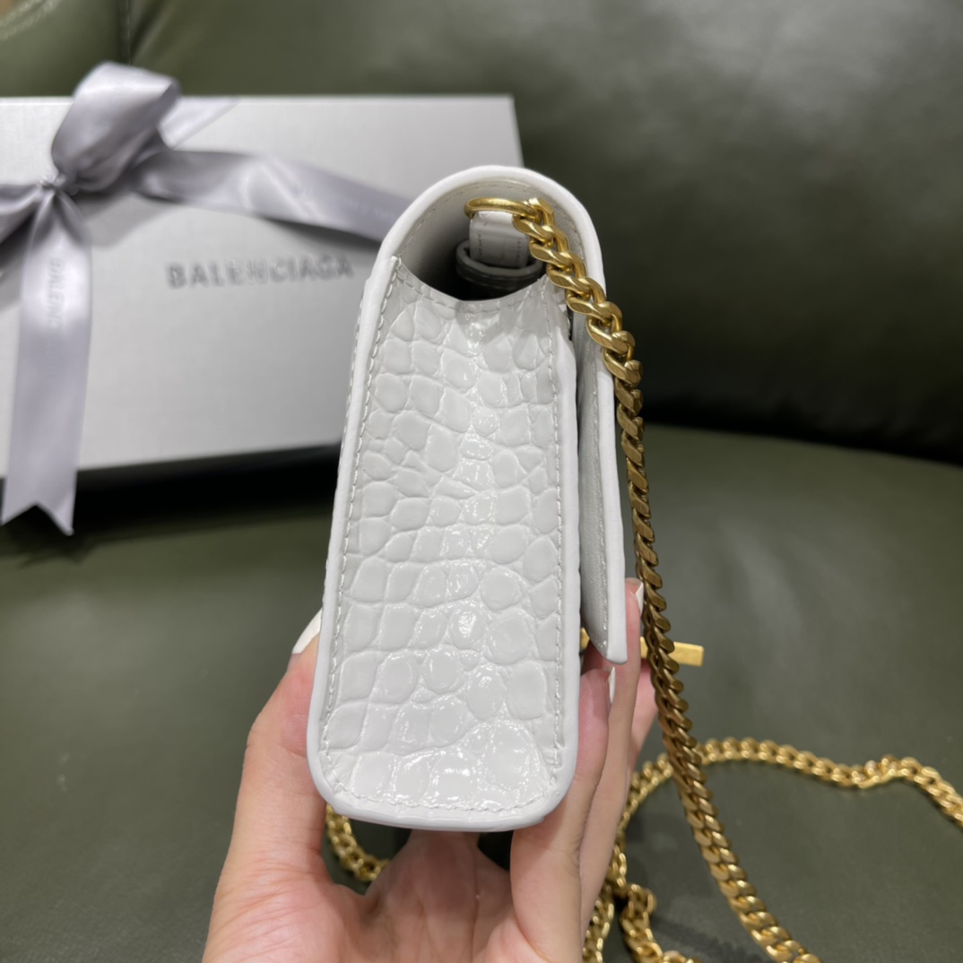 BALENCIAGA 𝐇𝐨𝐮𝐫𝐠𝐥𝐚𝐬𝐬 𝐰𝐚𝐥𝐥𝐞𝐭 𝐨𝐧 𝐜𝐡𝐚𝐢𝐧 ⏳ ▪️ crocodile print white gold buckle