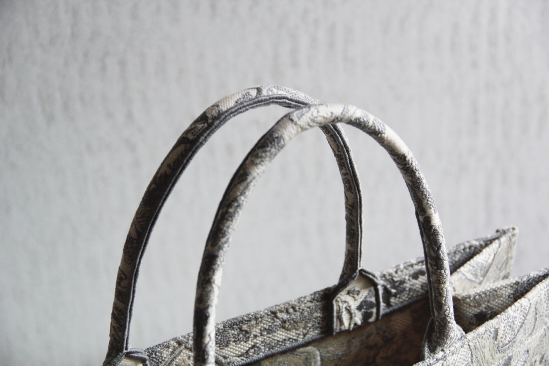 DIOR TOTE Grey Tiger