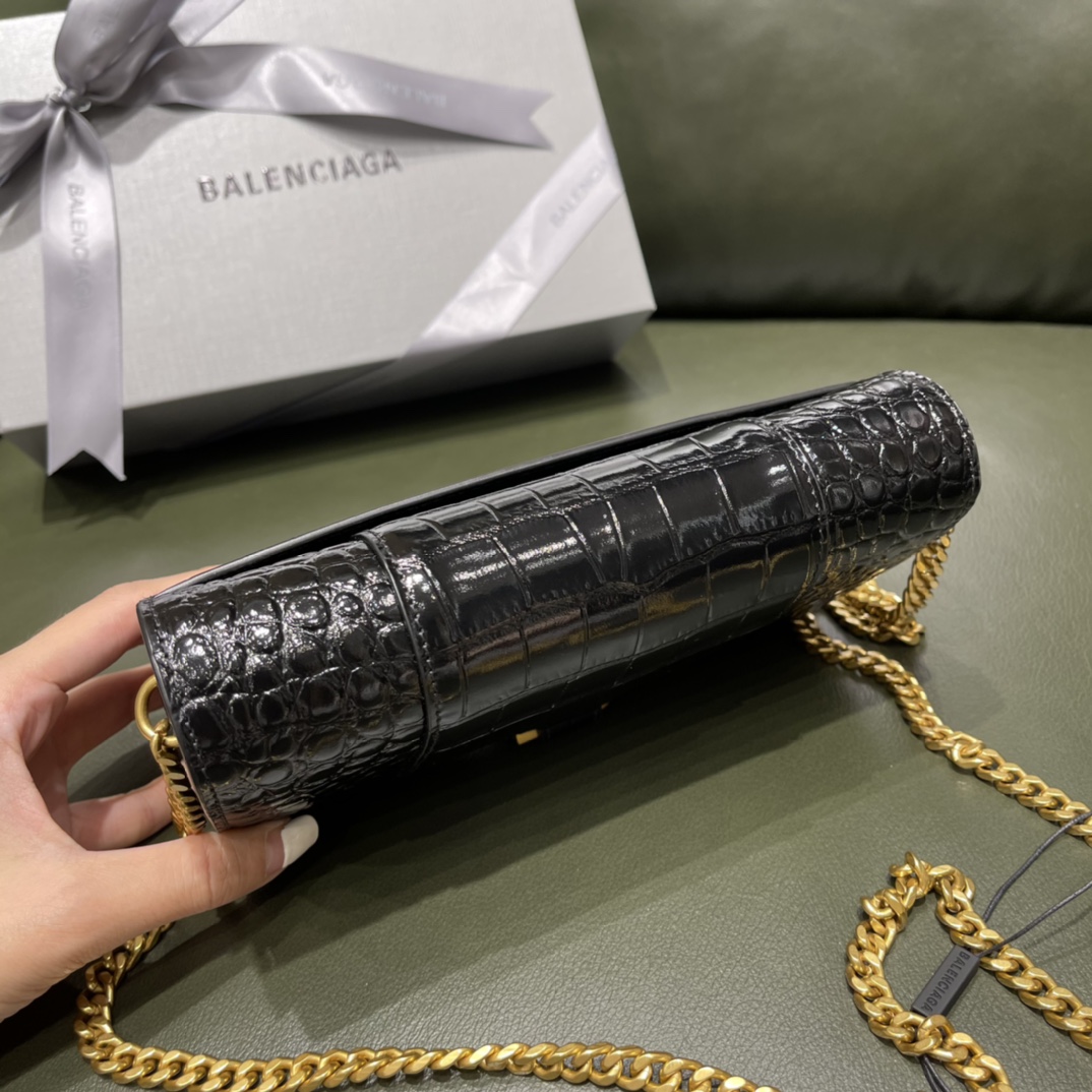 BALENCIAGA 𝐇𝐨𝐮𝐫𝐠𝐥𝐚𝐬𝐬 𝐰𝐚𝐥𝐥𝐞𝐭 𝐨𝐧 𝐜𝐡𝐚𝐢𝐧 ⏳ ▪️ crocodile print black gold buckle