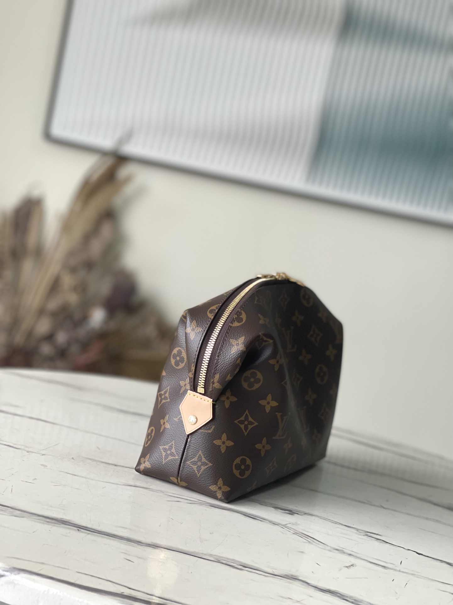 𝐋𝐎𝐔𝐈𝐒 𝐕𝐔𝐈𝐓𝐓𝐎𝐍    M46458