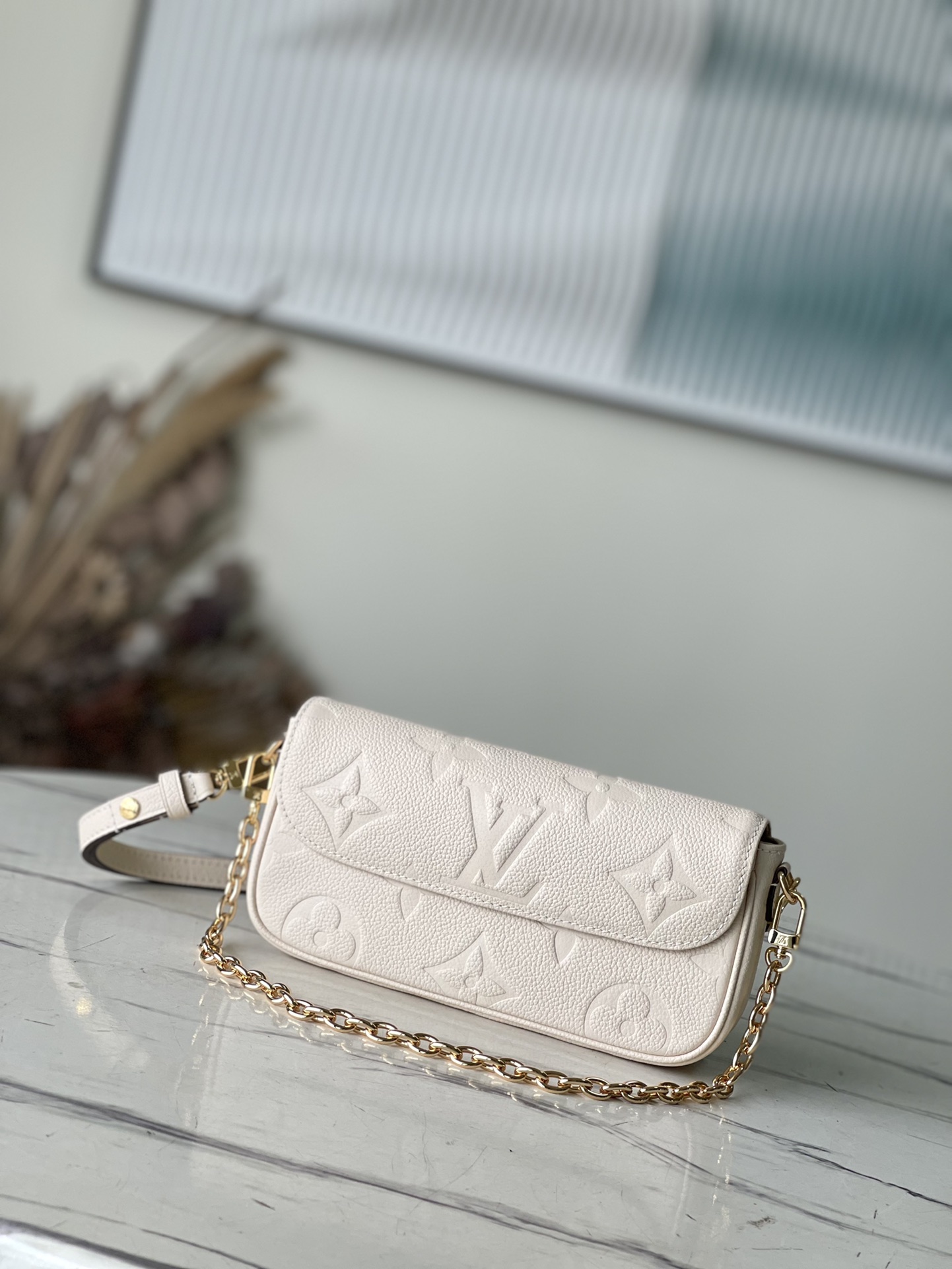𝐋𝐎𝐔𝐈𝐒 𝐕𝐔𝐈𝐓𝐓𝐎𝐍   M82210 Wallet on Chain Ivy