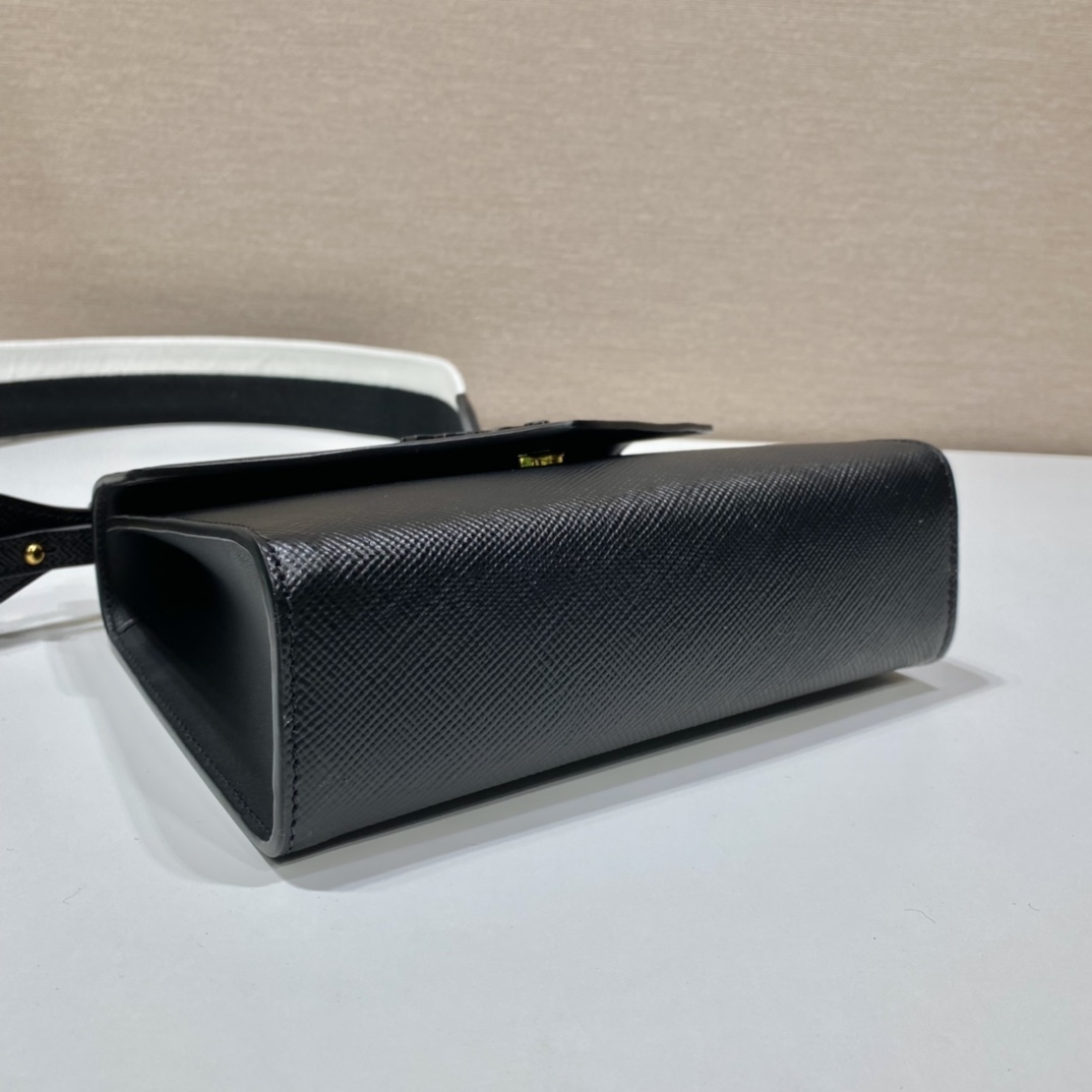 𝐏𝐑𝐀𝐃𝐀 New Crossbody Bag 1BD317