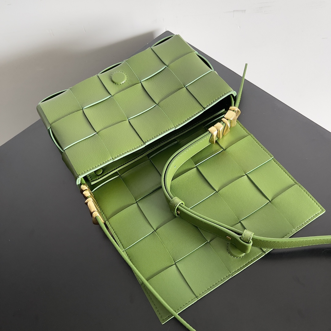 Bottega Veneta Cassette 5-panel lychee print green pepper #666870