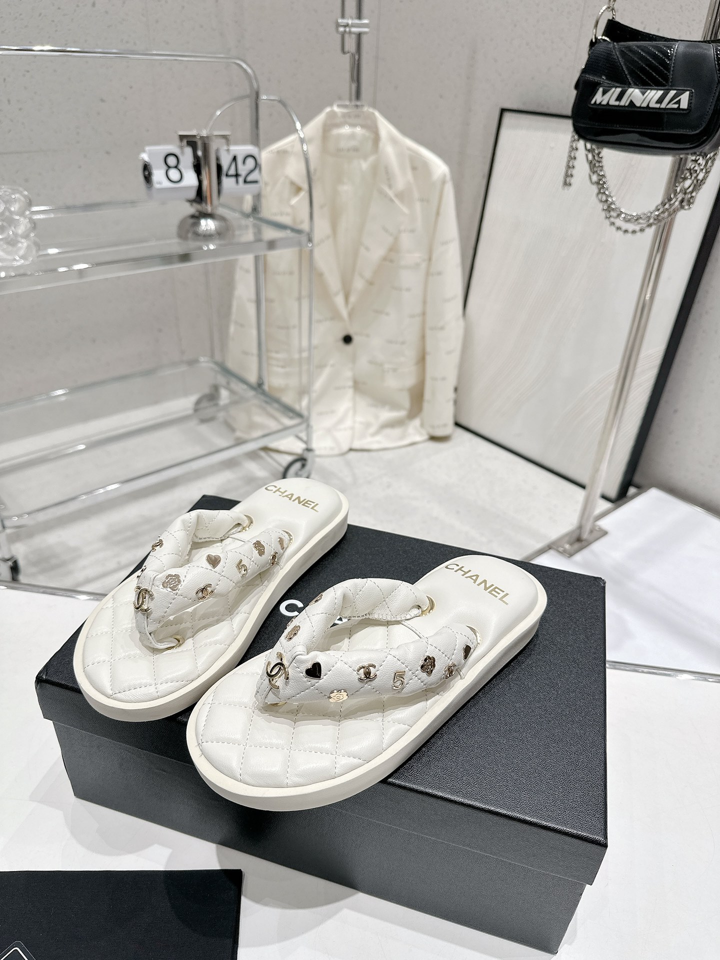 CHANEL summer new bread flip-flops clip toe flip-flops beach sandals