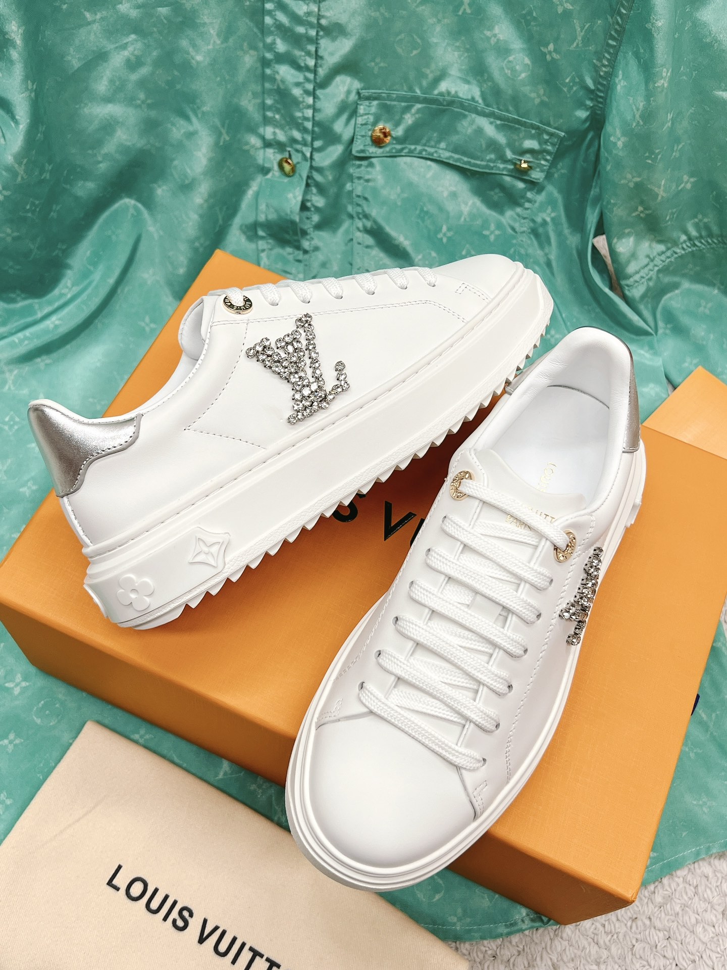 Louis Vuitton's new letter rhinestone white shoes series is new🆕