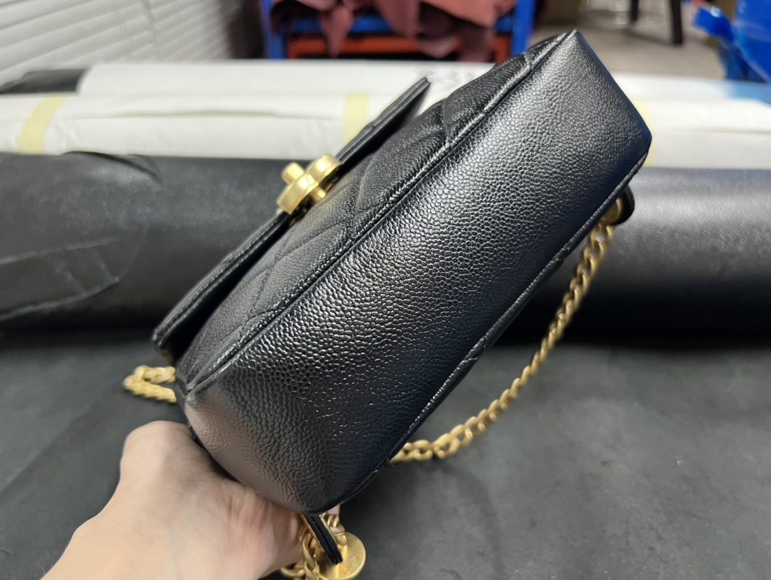 𝗖𝗛𝗔𝗘𝗡𝗟✦ 22P Retro Black Backpack Genuine Leather