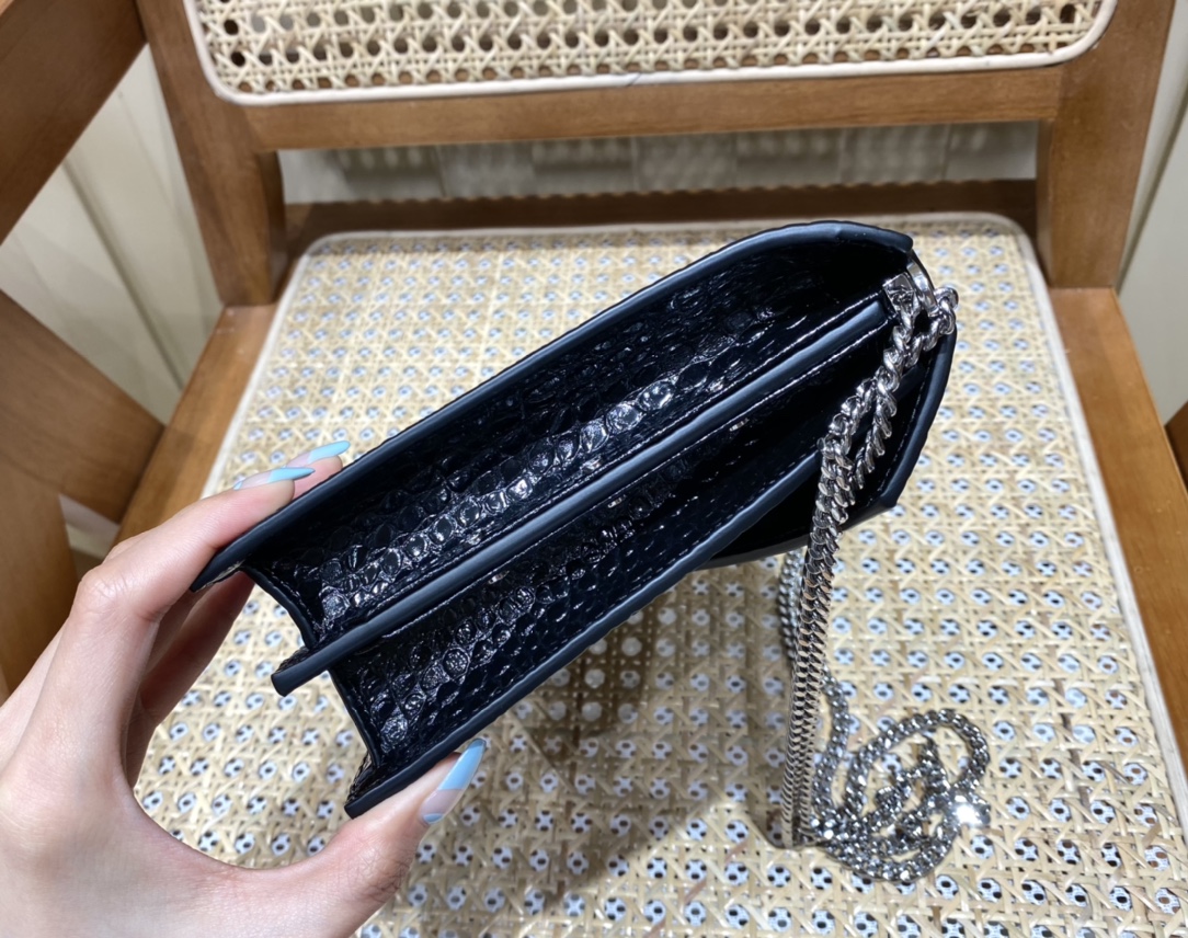 SAINT LAURENT ▪️𝑪𝒂𝒔𝒔𝒂𝒏𝒅𝒓𝒂▪️532750 original crocodile pattern.