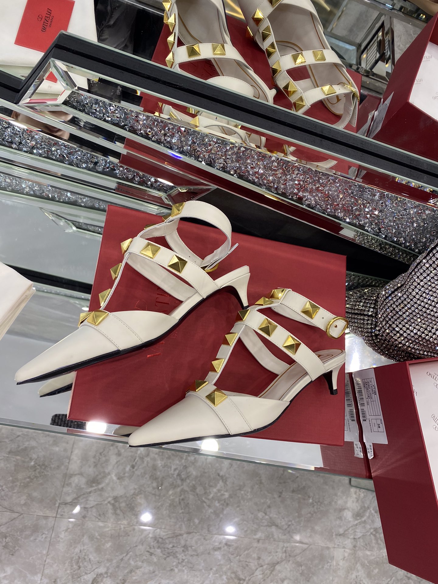 【Valentino】𝟐𝟎𝟐𝟏/𝐒𝐒 𝐧𝐞𝐰 Valentino studded sandals counter the latest series of very bright show series launched