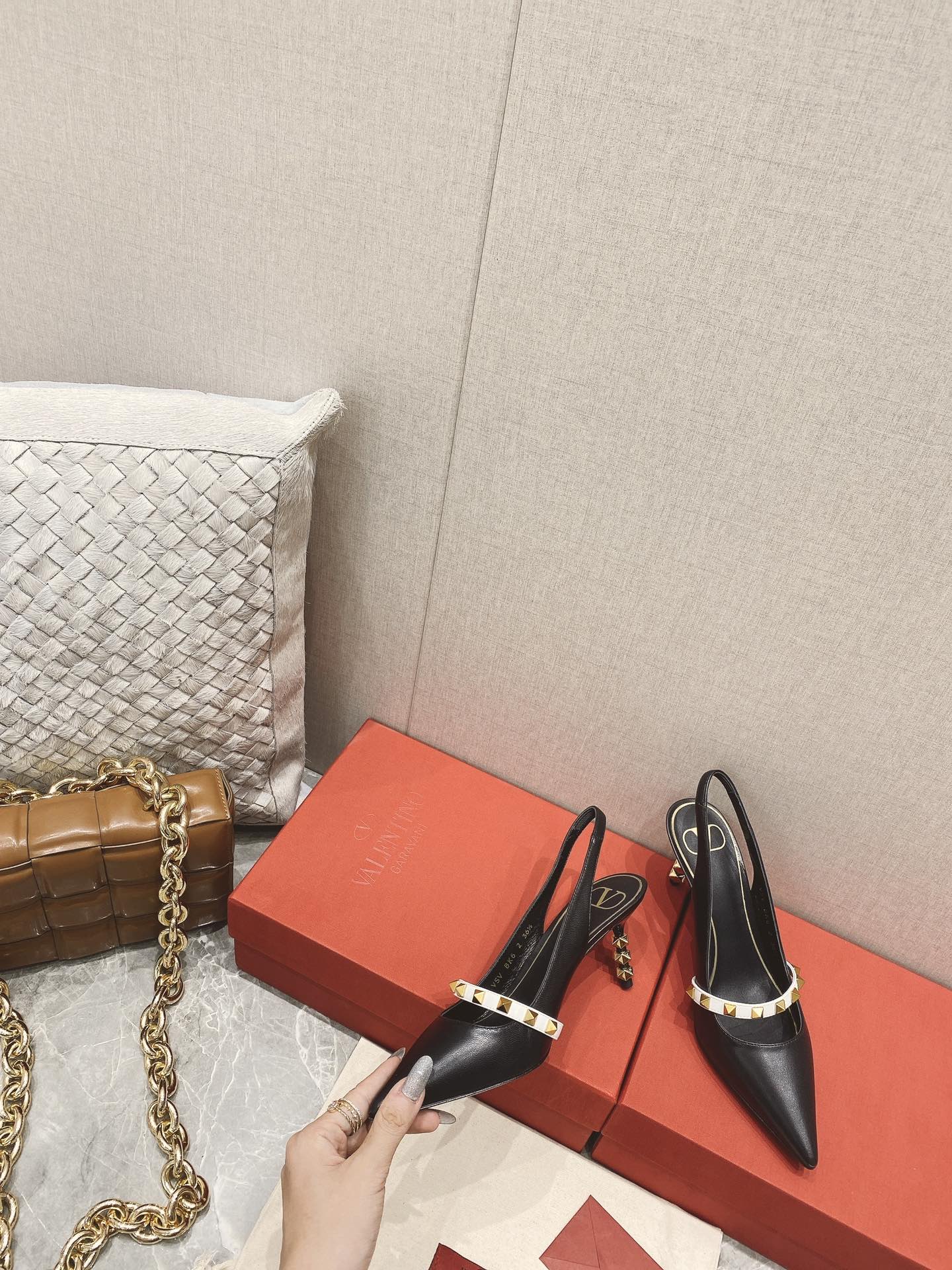 【Valentino】𝟐𝟎𝟐𝟏/𝐒𝐒 𝐧𝐞𝐰 Valentino Lambskin back lace-up heel with sculpted work